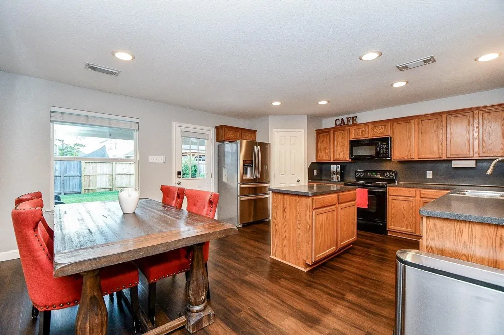 2034 Creek Shore Lane Pearland, TX 77581