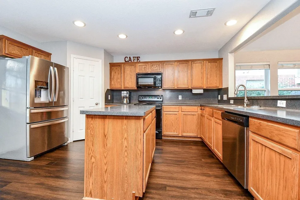2034 Creek Shore Lane Pearland, TX 77581
