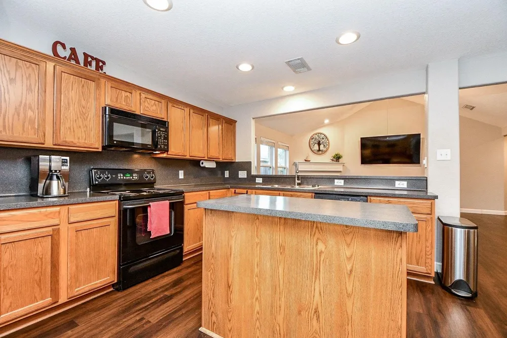 2034 Creek Shore Lane Pearland, TX 77581
