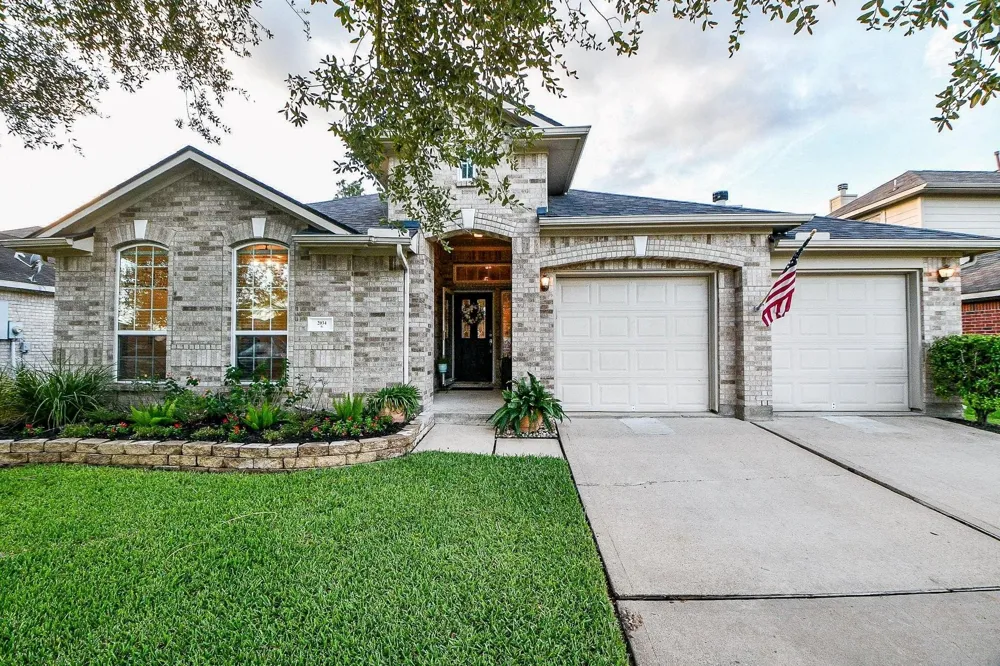 2034 Creek Shore Lane Pearland, TX 77581