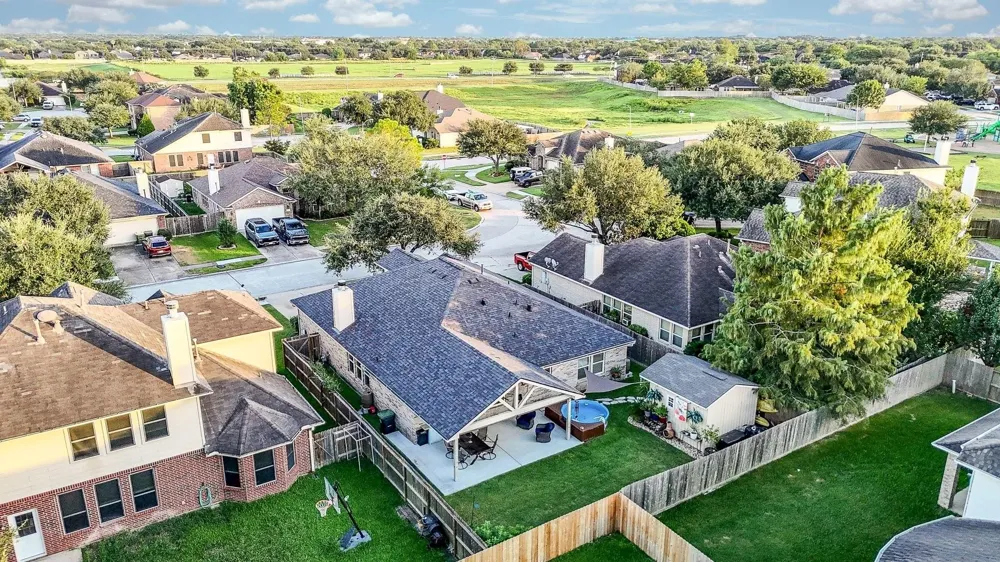 2034 Creek Shore Lane Pearland, TX 77581
