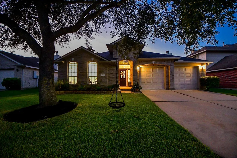 2034 Creek Shore Lane Pearland, TX 77581