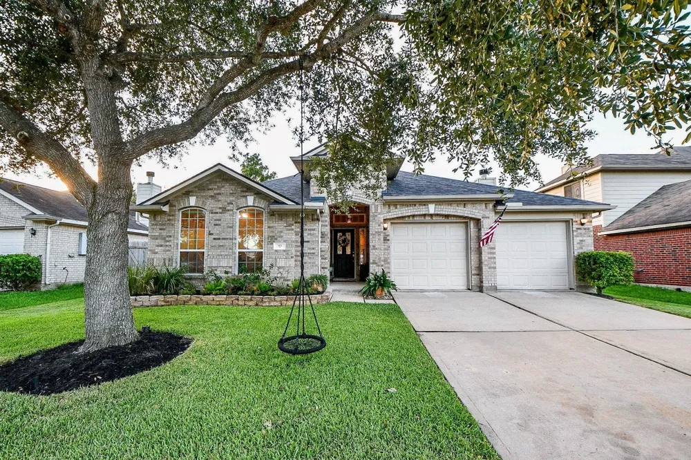 2034 Creek Shore Lane Pearland, TX 77581