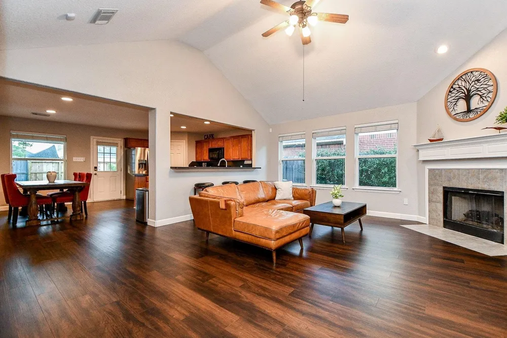 2034 Creek Shore Lane Pearland, TX 77581