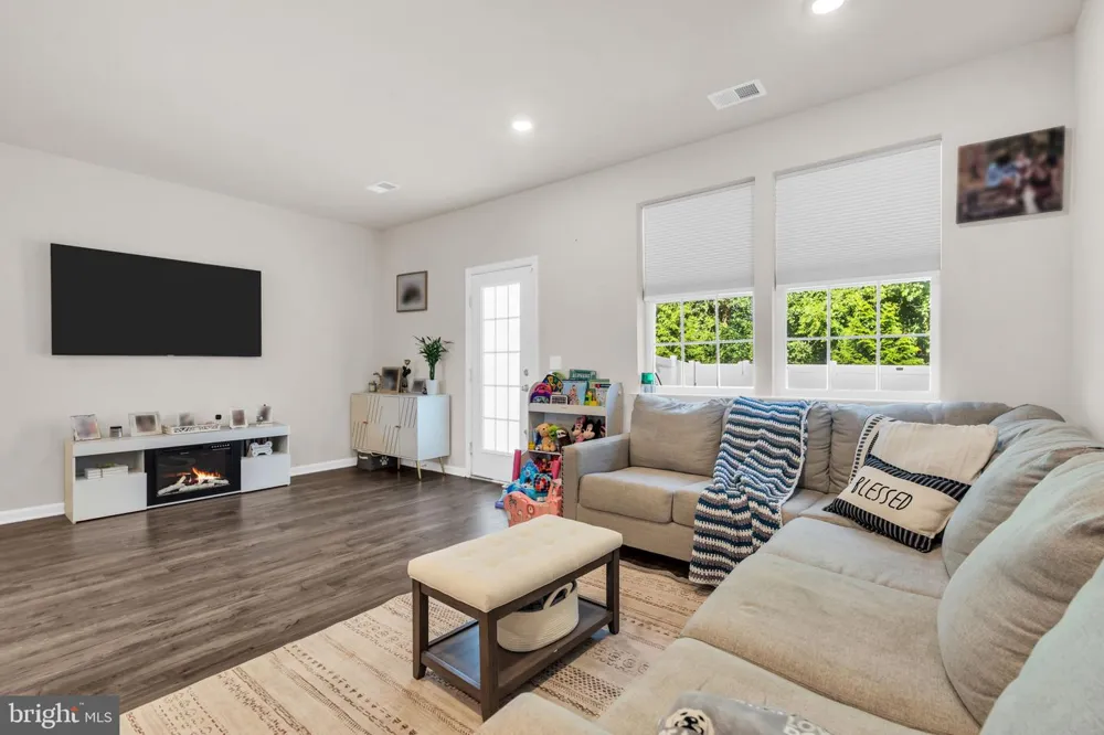 29 KATHERINE DRIVE Burlington, NJ 08016
