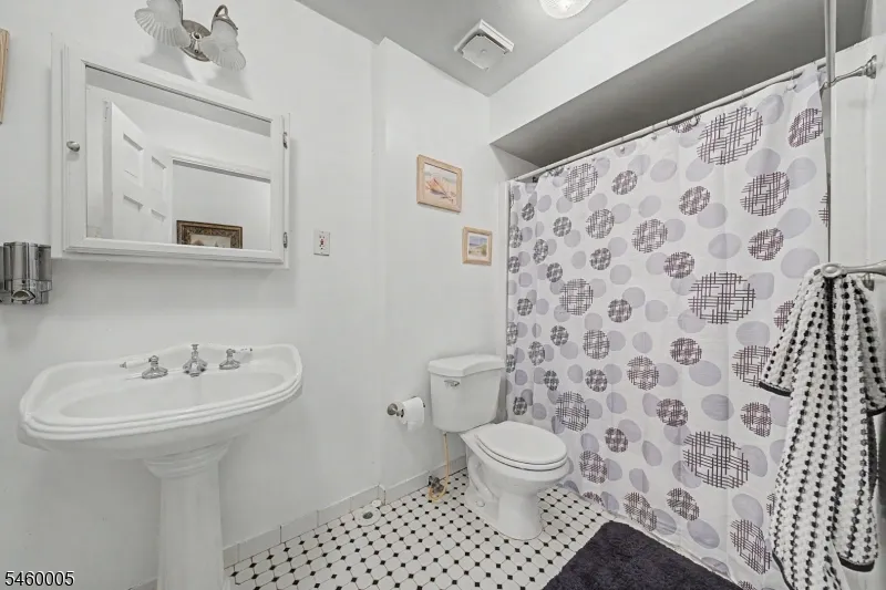 135 W Mountain Rd Sparta, NJ 07871
