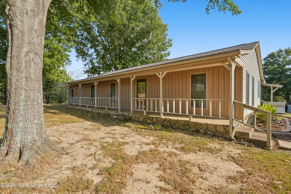 13585 Holly Springs Road Byhalia, MS 38611