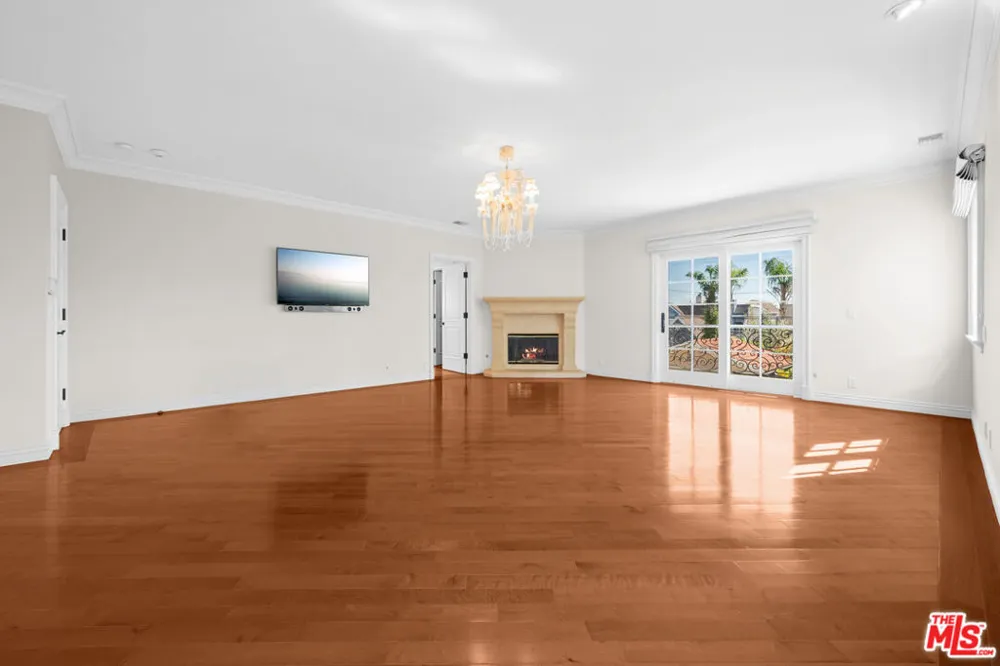 204 Foothill Road Beverly Hills, CA 90210