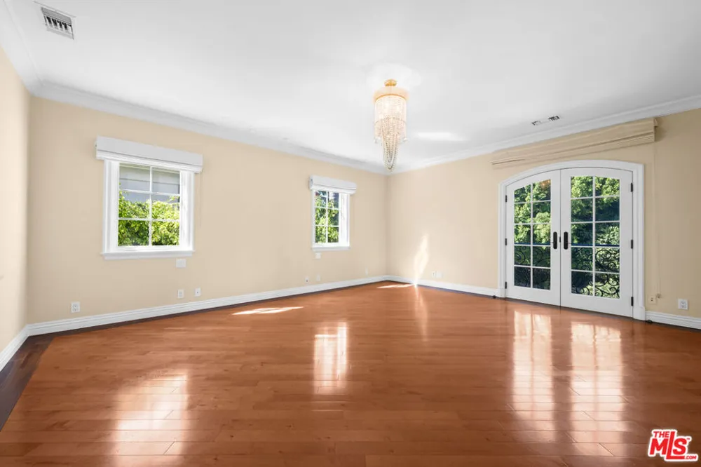 204 Foothill Road Beverly Hills, CA 90210