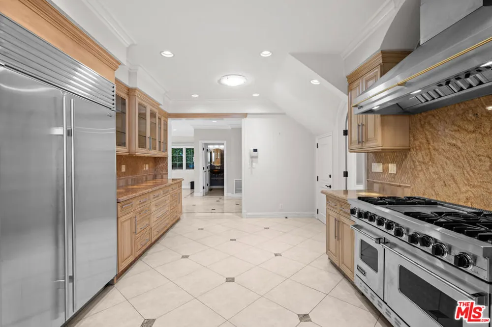204 Foothill Road Beverly Hills, CA 90210