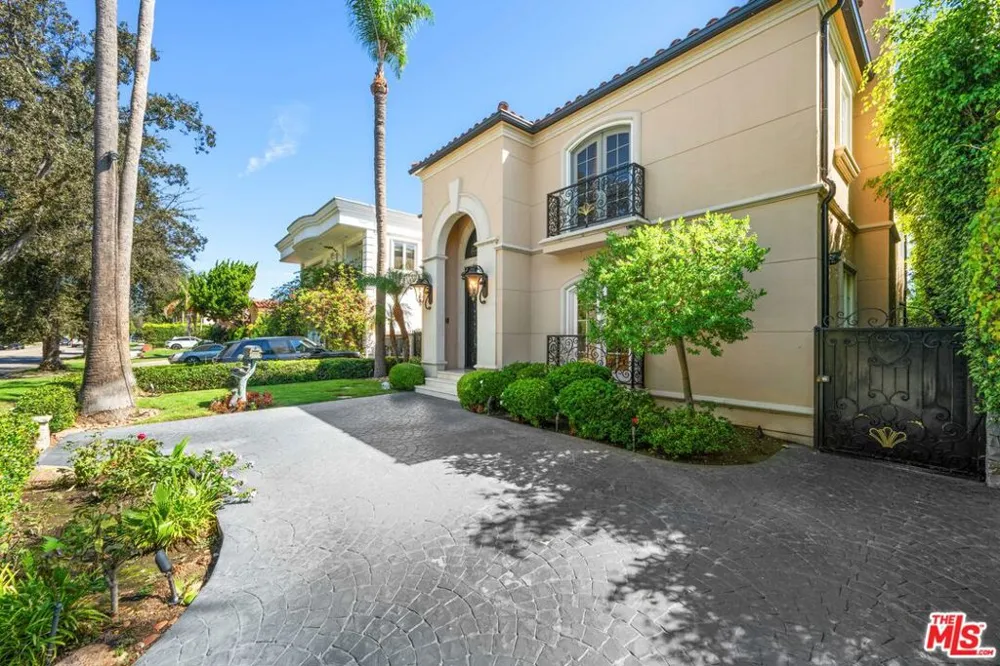 204 Foothill Road Beverly Hills, CA 90210