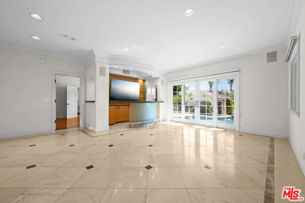 204 Foothill Road Beverly Hills, CA 90210
