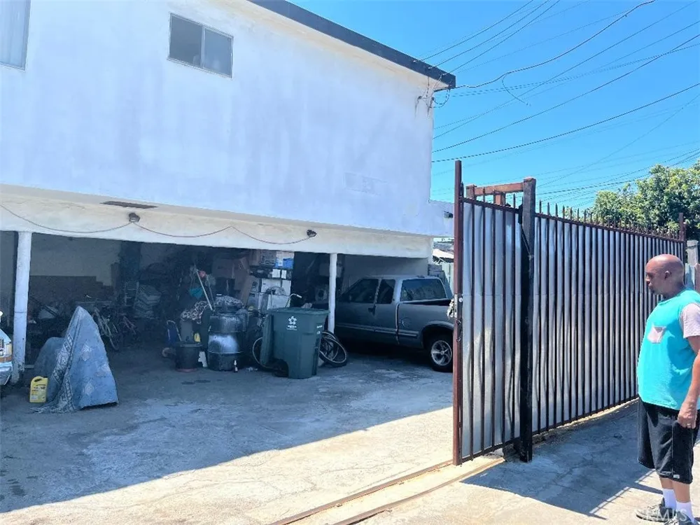 1117 East 85th Los Angeles, CA 90001