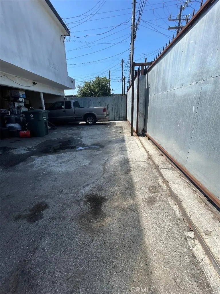 1117 East 85th Los Angeles, CA 90001
