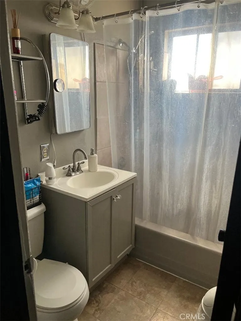 1117 East 85th Los Angeles, CA 90001