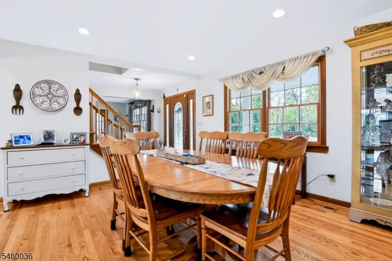 7 Pinewood Ct Raritan, NJ 08822