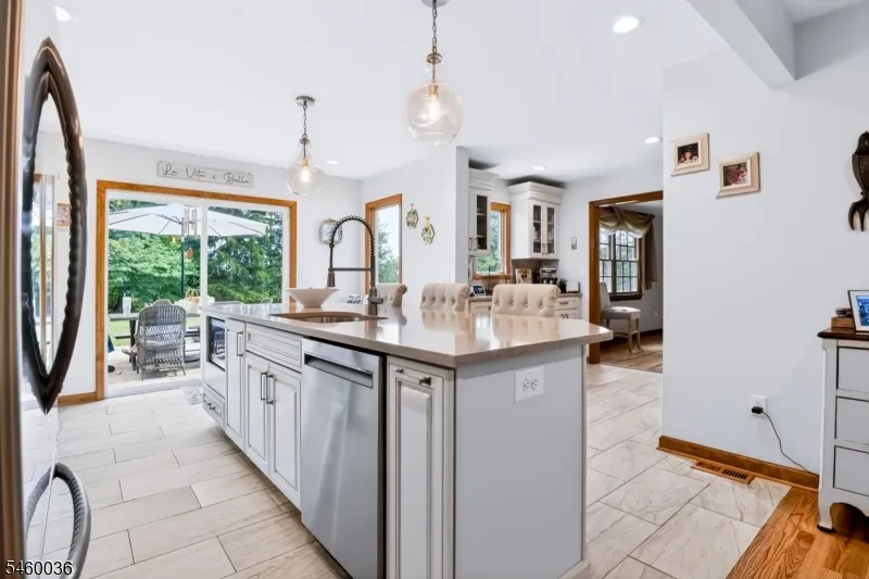 7 Pinewood Ct Raritan, NJ 08822