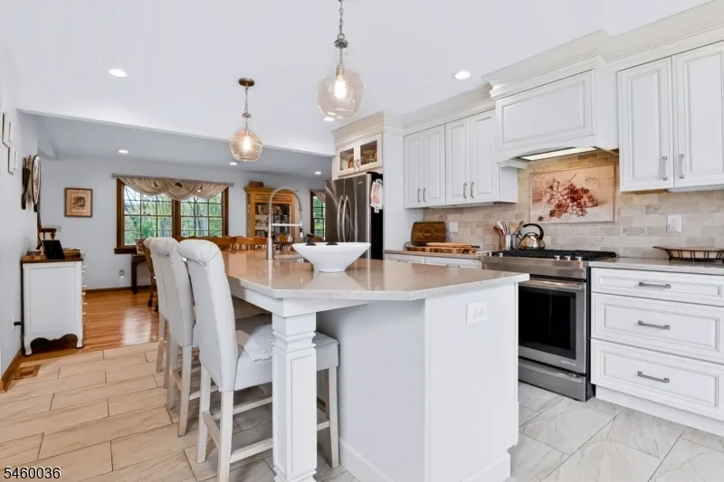 7 Pinewood Ct Raritan, NJ 08822