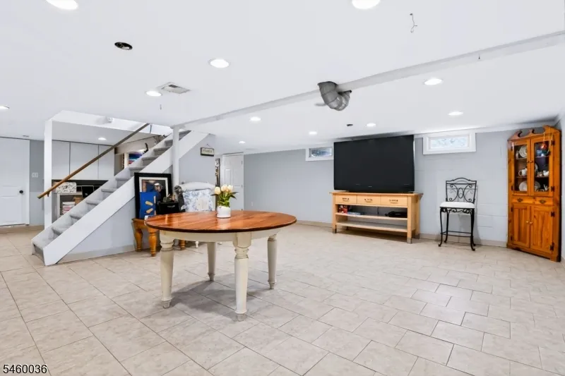 7 Pinewood Ct Raritan, NJ 08822