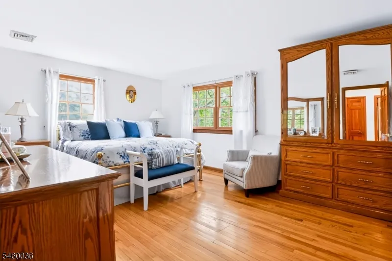 7 Pinewood Ct Raritan, NJ 08822