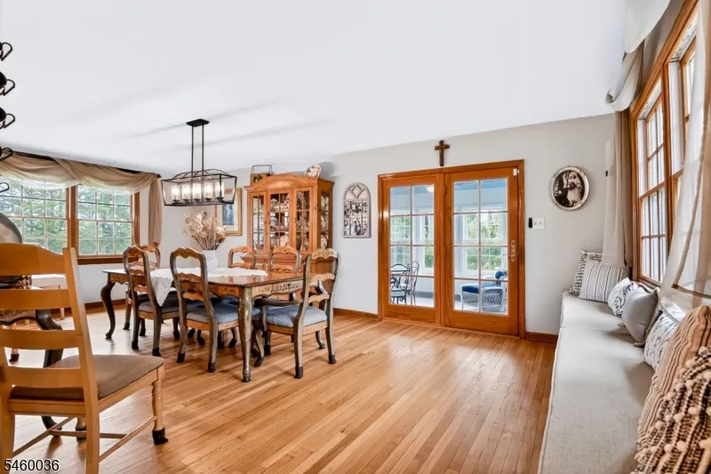7 Pinewood Ct Raritan, NJ 08822