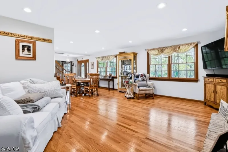 7 Pinewood Ct Raritan, NJ 08822