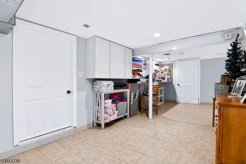 7 Pinewood Ct Raritan, NJ 08822