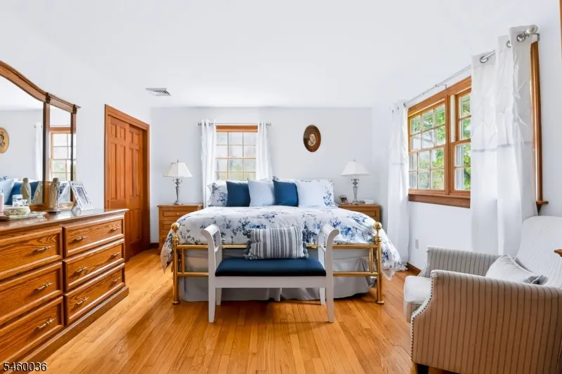 7 Pinewood Ct Raritan, NJ 08822