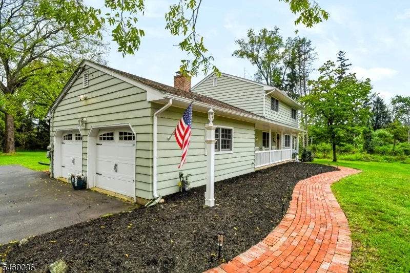 7 Pinewood Ct Raritan, NJ 08822