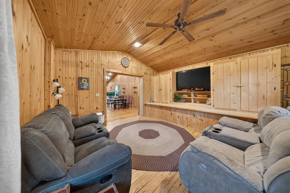 11725 S 437 ROAD Locust Grove, OK 74352