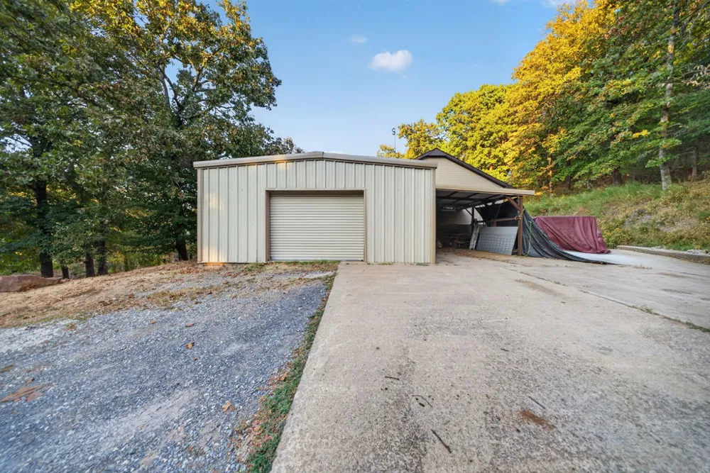 11725 S 437 ROAD Locust Grove, OK 74352