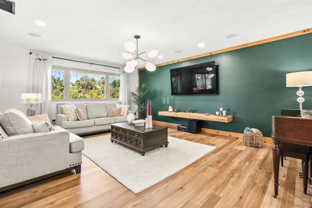 676 Via Rancho Escondido, CA 92029