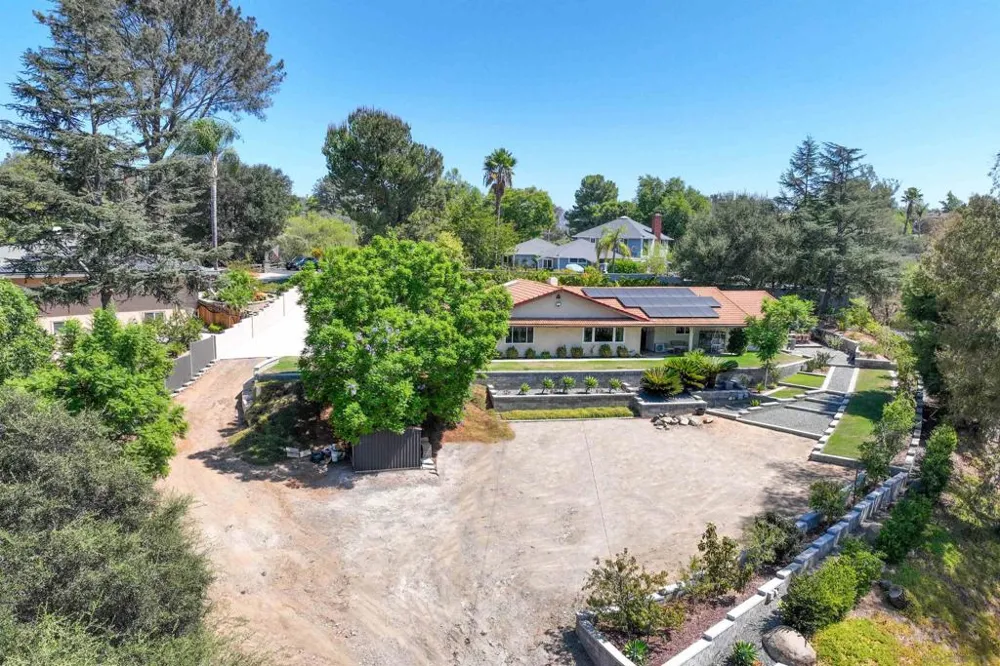 676 Via Rancho Escondido, CA 92029
