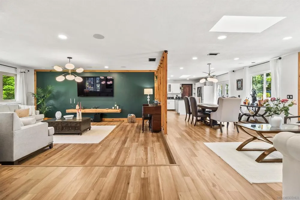 676 Via Rancho Escondido, CA 92029