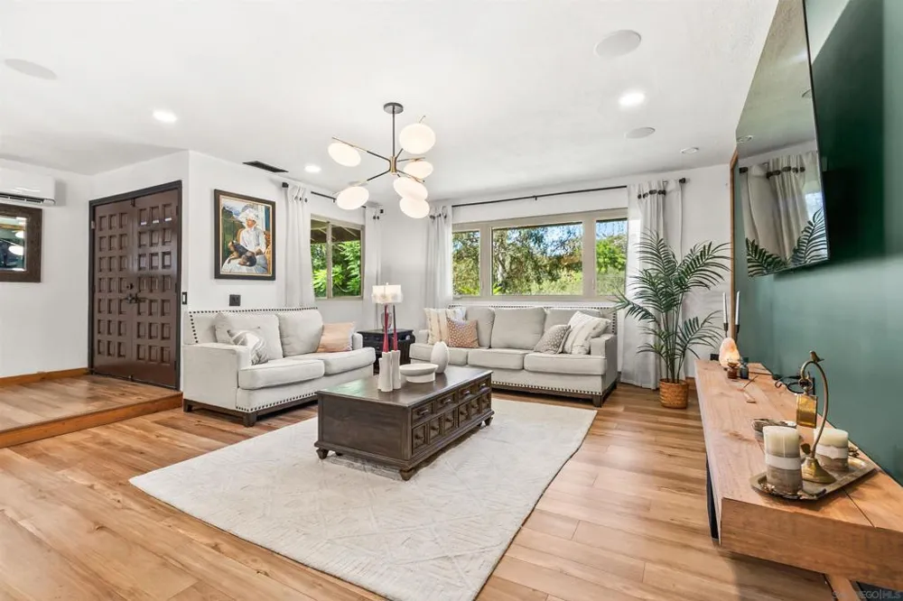 676 Via Rancho Escondido, CA 92029