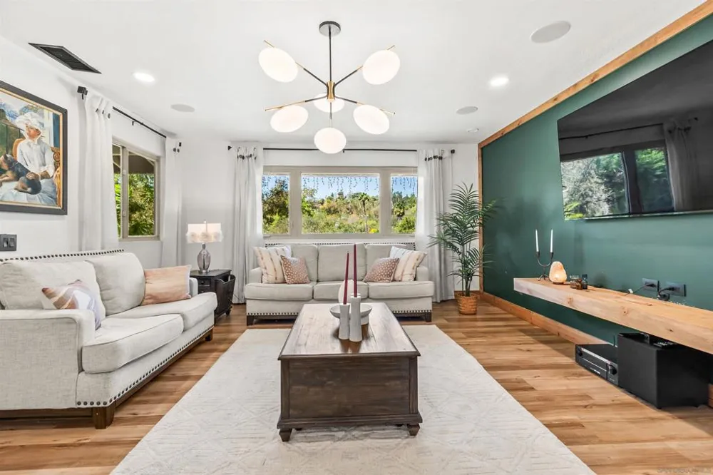 676 Via Rancho Escondido, CA 92029