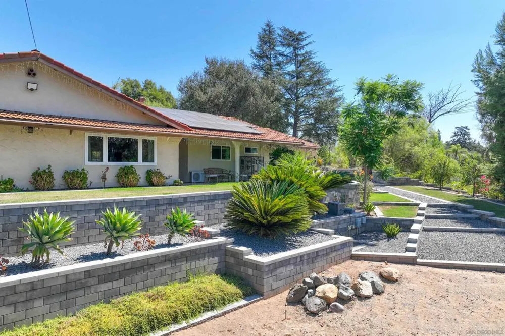 676 Via Rancho Escondido, CA 92029