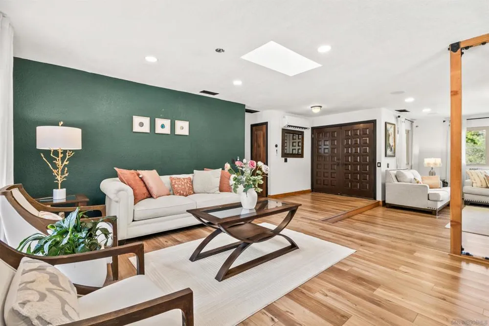 676 Via Rancho Escondido, CA 92029