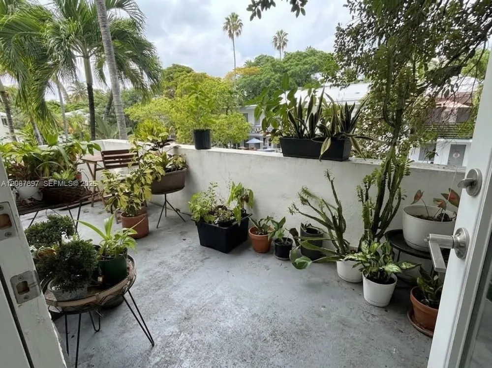 932 7th St #932D Miami Beach, FL 33139
