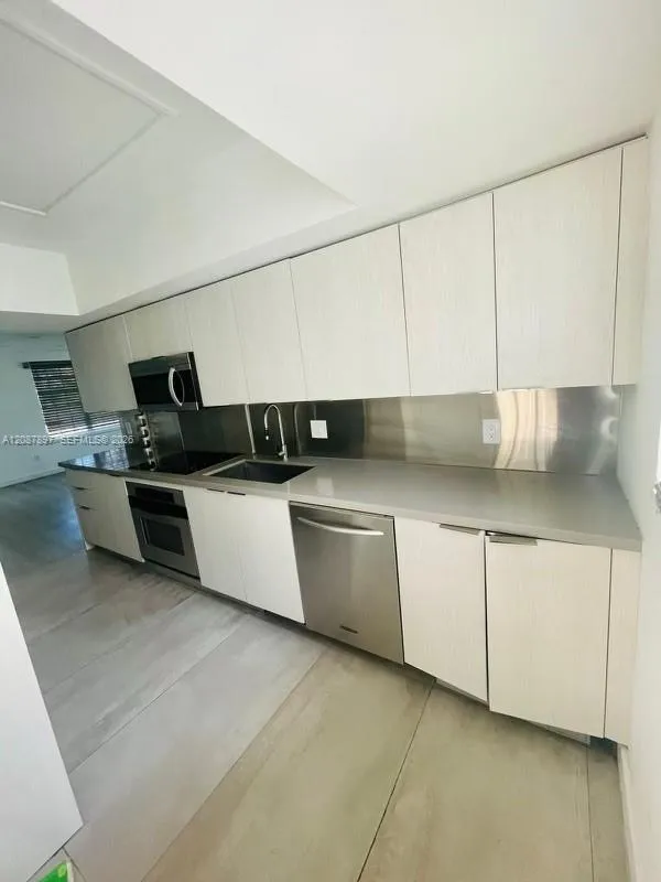932 7th St #932D Miami Beach, FL 33139