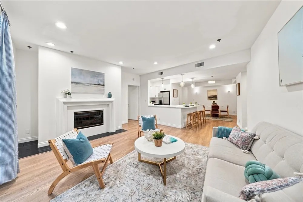 2222 Beachwood Drive #105 Los Angeles, CA 90068