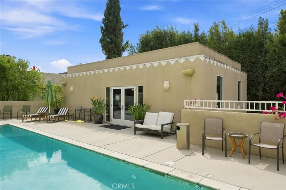 2222 Beachwood Drive #105 Los Angeles, CA 90068