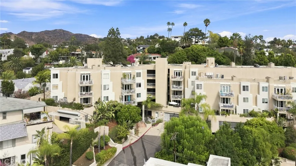 2222 Beachwood Drive #105 Los Angeles, CA 90068