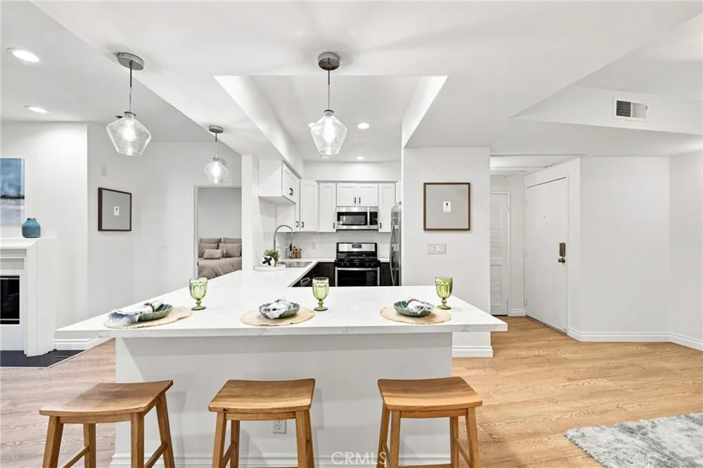 2222 Beachwood Drive #105 Los Angeles, CA 90068