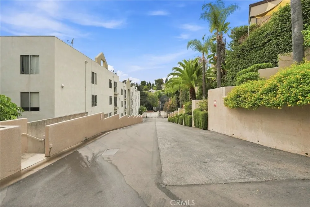 2222 Beachwood Drive #105 Los Angeles, CA 90068