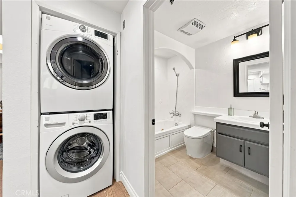 2222 Beachwood Drive #105 Los Angeles, CA 90068
