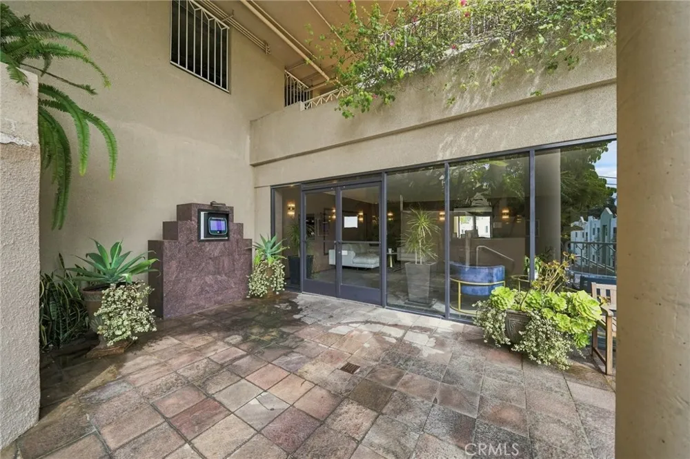 2222 Beachwood Drive #105 Los Angeles, CA 90068