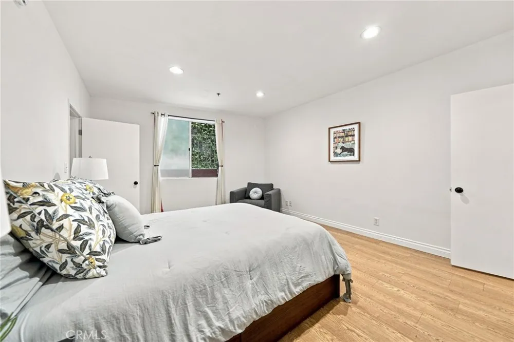 2222 Beachwood Drive #105 Los Angeles, CA 90068
