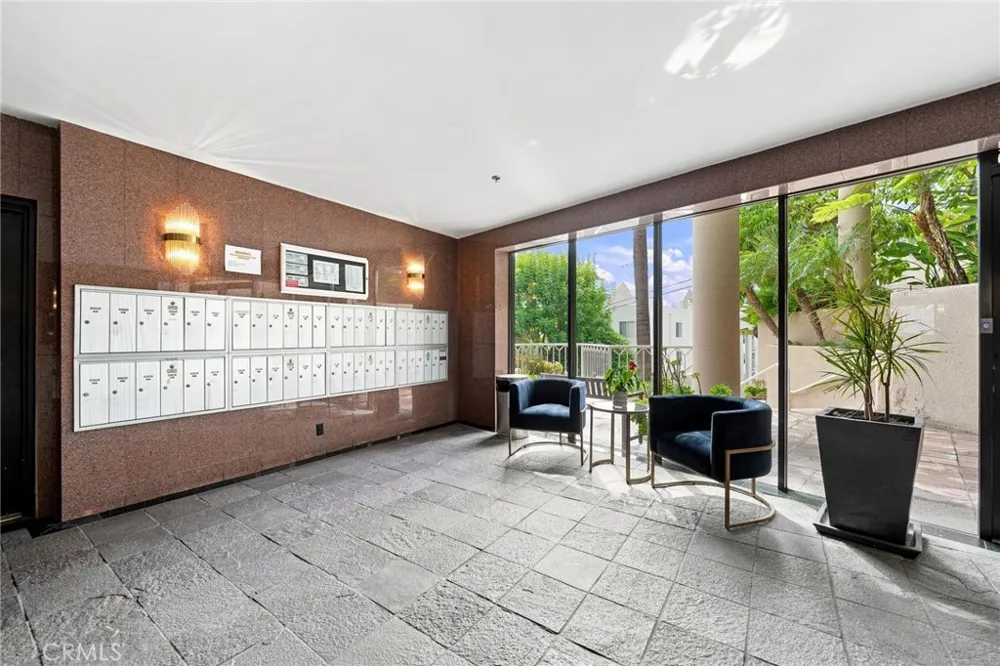 2222 Beachwood Drive #105 Los Angeles, CA 90068