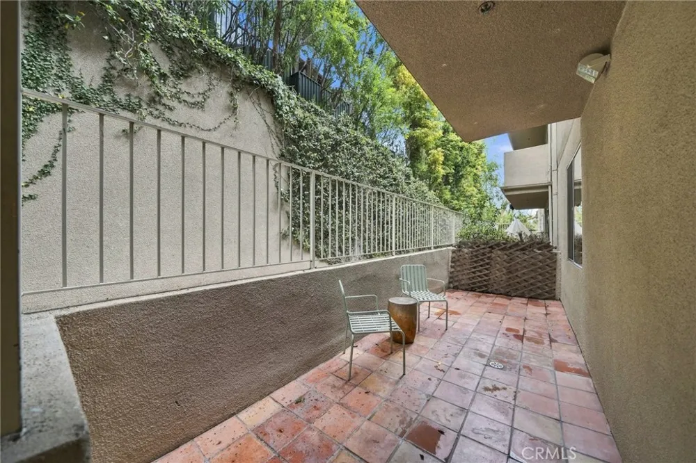 2222 Beachwood Drive #105 Los Angeles, CA 90068